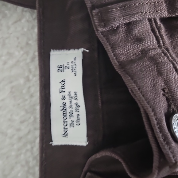 NWT Abercrombie Ultra High Rise 90s Straight Jean, Brown, Size 26 Extra Short - Picture 2 of 5